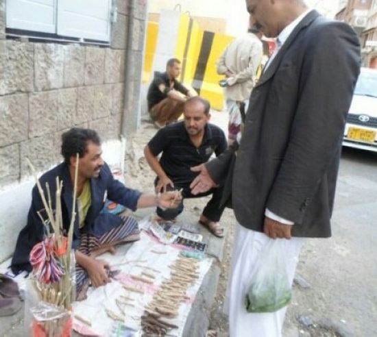 مليشيا الحوثي تحرم التجار من تصدير مليوني سواك خلال رمضان