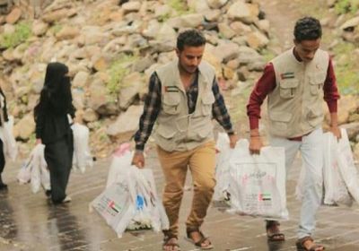 الهلال الإماراتي يوزع وجبات جاهزة على الصائمين بتعز (صور)