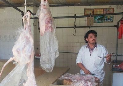 رغم الضغوط الحوثية.. أصحاب محلات الجزارة بصنعاء يواصلون الإضراب