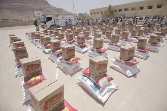 الهلال الإماراتي يوزع 500 سلة غذائية في وادي حضرموت (صور)
