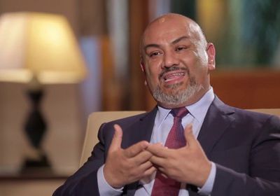 إعلامي منتقدًا خارجية الشرعية: أليس من حقنا أن نفهم!