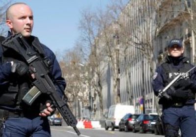 الشرطة الفرنسية تبدأ التحقيق حول لجوء عدد من أفرادها لإخراج أسلحتهم