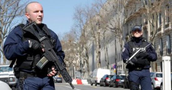 الشرطة الفرنسية تبدأ التحقيق حول لجوء عدد من أفرادها لإخراج أسلحتهم