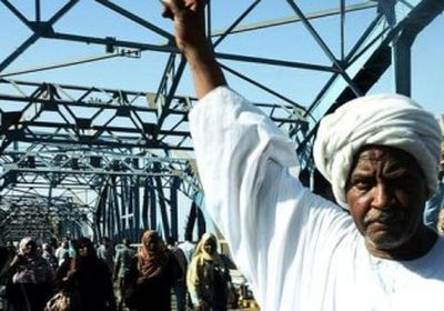 محتجون سودانيون يغلقون عدد من شوارع الخرطوم