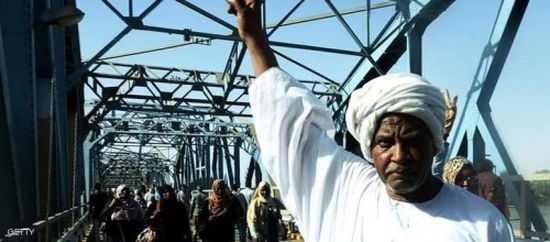 محتجون سودانيون يغلقون عدد من شوارع الخرطوم