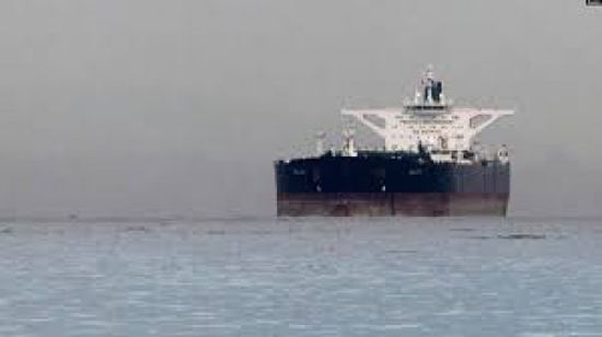 المشاهد الأولى لسفينة سعودية تعرضت للتخريب قبالة إيران (فيديو)