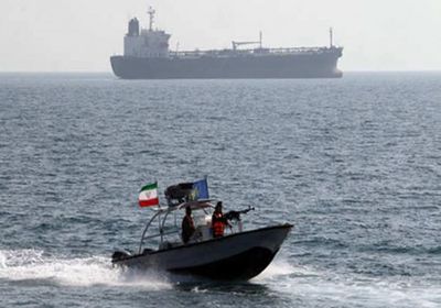 قائد عسكري إيراني يهدد القوات البحرية الأمريكية بالخليج