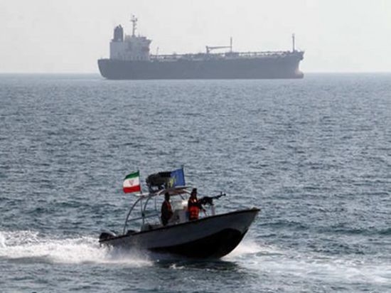 قائد عسكري إيراني يهدد القوات البحرية الأمريكية بالخليج