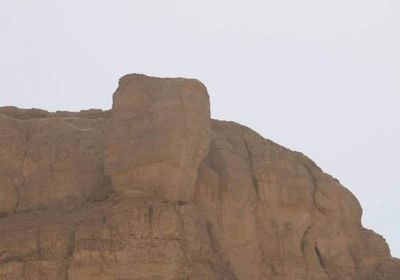 صخرة تثير الرعب بمنطقة حورة بوادي حضرموت (صور) 