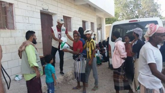 سلمان للإغاثة يوزع وجبات الإفطار لليوم السابع في ثلاث محافظات  (صور) 