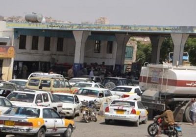 بعد العملية الحوثية بالسعودية.. طوابير السيارات تعود أمام محطات الوقود بصنعاء مجدداً
