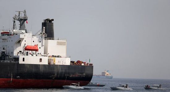 مع الاتهامات الجديدة لإيران والحوثي.. عمان تدين الهجوم على السفن التجارية قبالة الفجيرة