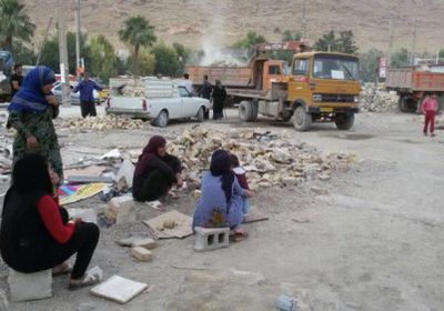 رجل دين إيراني يدعي رفاهية الشعب الإيراني معيشيًا