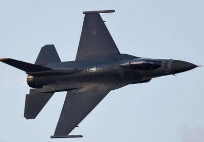 تحطم طائرة مقاتلة  أمريكية  F-16 في مبنى تجاري بكاليفورنيا