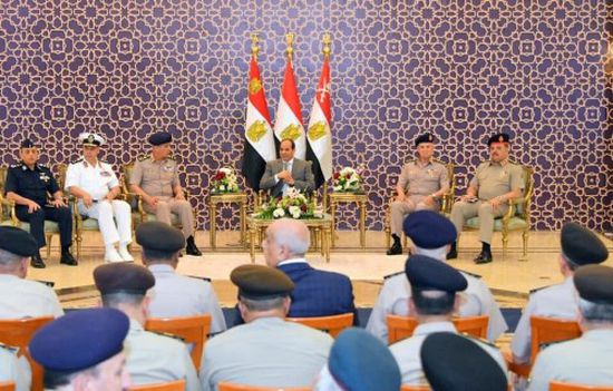 الرئيس المصري يجتمع مع قادة القوات المسلحة احتفالا بانتصارات العاشر من رمضان