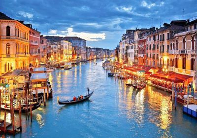 حملة لضبط فتيات الليل والسائحين السكارى بشوارع " البندقية " الإيطالية