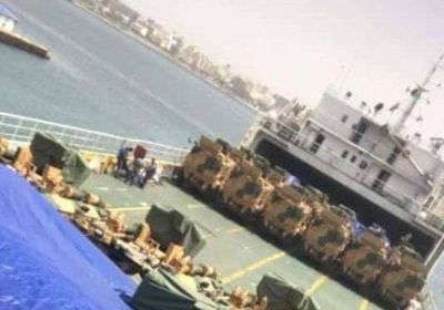 تركيا ترسل شحنة أسلحة ومدرعات إلى ميناء طرابلس لدعم مليشيا " الوفاق " (فيديو)