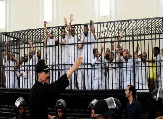 مصر تخلي سبيل 17 إخوانيًا بتدابير احترازية