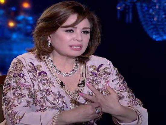 هكذا ردت إلهام شاهين على شائعة إفساد زواج شقيقتها من عمرو دياب (فيديو)