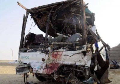 مقتل 10 أشخاص وإصابة 21 آخرين في حادث تصادم سيارتين بمصر