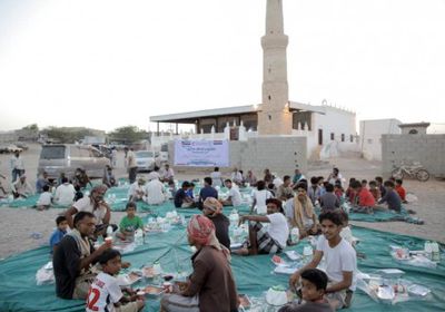 خلال الثلث الأول.. الإمارات توزع 80 ألف وجبة إفطار صائم  (صور)