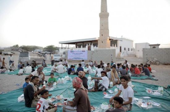 خلال الثلث الأول.. الإمارات توزع 80 ألف وجبة إفطار صائم  (صور)