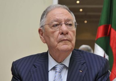 متظاهرون جزائريون يحاصرون وزيرًا من حقبة بوتفليقة (فيديو)