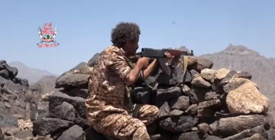 هجوم عنيف على المليشيات الحوثية في جبهة تورصة بالأزارق (فيديو)   
