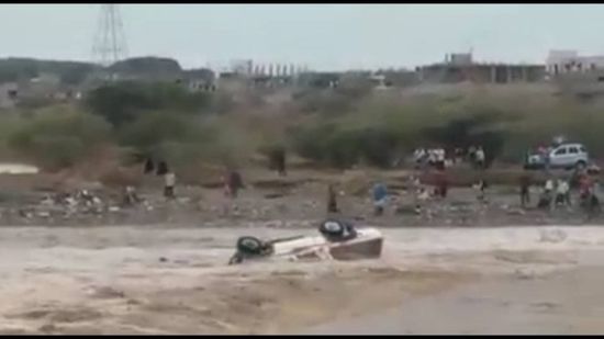 السيول تودي بحياة شخص وفقدان آخر في لحج