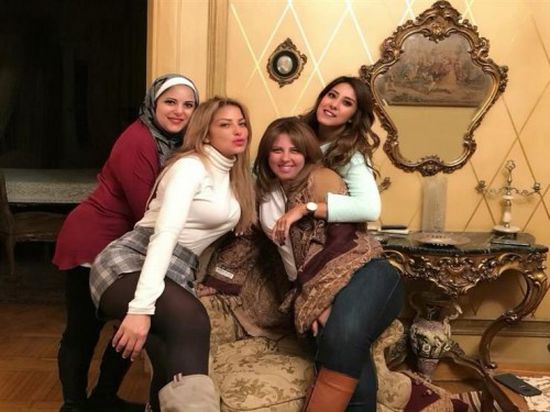 "كل حاجة في حياتي".. ريم مصطفى تنشر صورتها مع شقيقاتها