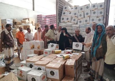 المجلس الانتقالي يوزع مساعدات غذائية على 1745 أسرة فقيرة في أبين