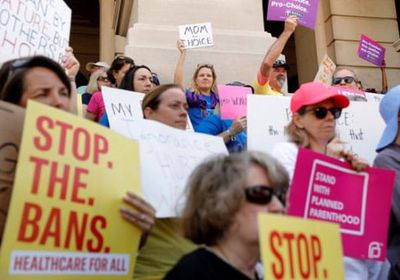 مظاهرات حاشدة أمام المحكمة العليا بواشنطن للاحتجاج على حظر الإجهاض