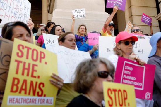 مظاهرات حاشدة أمام المحكمة العليا بواشنطن للاحتجاج على حظر الإجهاض