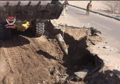 ألوية العمالقة والقوات المشتركة تفكك قذائف صاروخية وعبوات ناسفة من مخلفات الحوثيين جنوب الحديدة