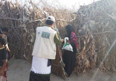 بدعم سعودي.. توزيع وجبات جاهزة للصائمين بالضالع(صورة)