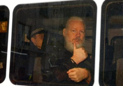 أمريكا توجه 17 تهمة جديدة لمؤسس "ويكيليكس".. "التجسس" أبرزها  