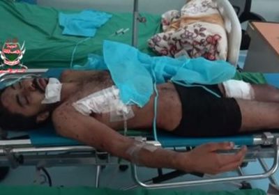 قذيفة حوثية تدمر شاحنة وتنقل صاحبها إلى المستشفى