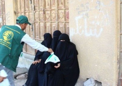 بدعم سعودي.. توزيع وجبات جاهزة على الأهالي بأبين والمهرة