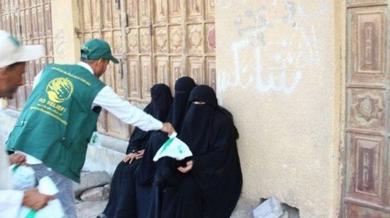 بدعم سعودي.. توزيع وجبات جاهزة على الأهالي بأبين والمهرة