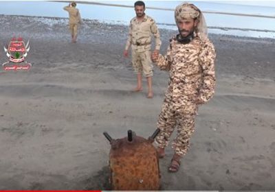 الفرق الهندسية للقوات المشتركة تفجر ألغام بحرية حوثية في سواحل منظر بالحديدة (فيديو)