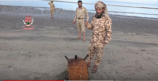 الفرق الهندسية للقوات المشتركة تفجر ألغام بحرية حوثية في سواحل منظر بالحديدة (فيديو)