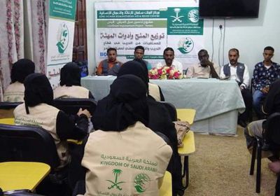 سلمان للإغاثة يوزع أدوات المهنة على معيلات الأسر في الشحر بحضرموت (صور)