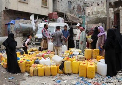 العطش يضرب تعز.. وطوابير الأهالي في انتظار الفرج 
