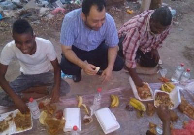 " إغاثة الانتقالي الجنوبي " تنظم مأدبة إفطار لعمال الصرف الصحي بعدن