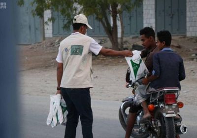 بدعم سعودي.. توزيع 3712 وجبة إفطار في الضالع وحضرموت ومأرب(صور)
