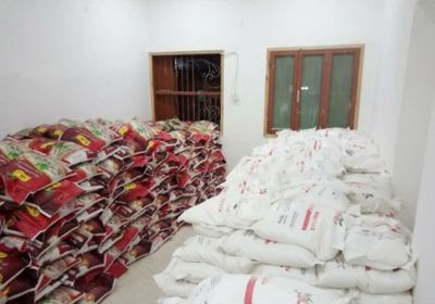 بدعم إماراتي.. توزيع 400 سلة غذائية بحي أكتوبر بالمكلا