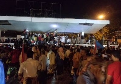 عاجل..المرقشي يصل إلى العاصمة عدن وسط استقبال شعبي كبير