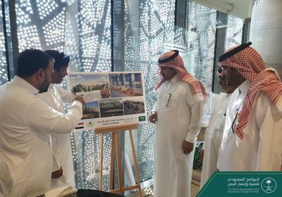 محمد آل جابر يلتقي محافظ المهرة بمقر البرنامج السعودي في &lrm;الرياض