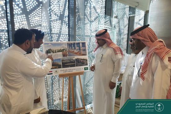 محمد آل جابر يلتقي محافظ المهرة بمقر البرنامج السعودي في &lrm;الرياض