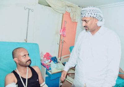 الزبيدي يتفقد جرحى الضالع للاطمئنان على أوضاعهم الصحية (صور)